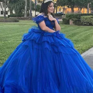 Robe de bal bleu royal en tulle à épaules dénudées