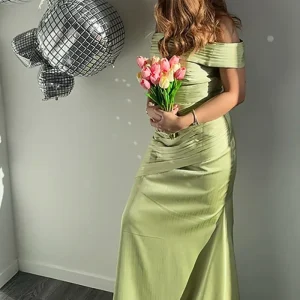 Robe Tapis Rouge Vert Satin Métallisé Épaules Dénudées