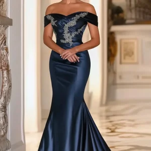 Robe longue mère de la mariée en satin bleu marine à épaules dénudées avec broderie