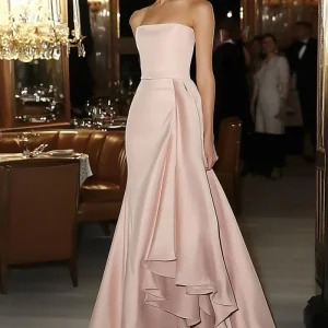 Robe de gala bustier en satin rose fourreau