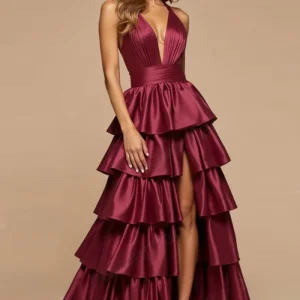Robe de bal en satin bordeaux à col en V avec volants