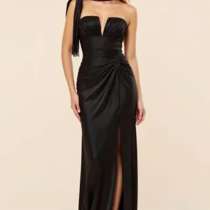 Robe de bal noire en satin froncé sans bretelles avec fente