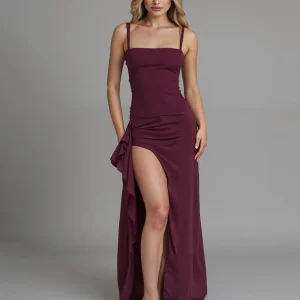 Robe de soirée en satin fourreau à bretelles spaghetti rouge foncé avec fente