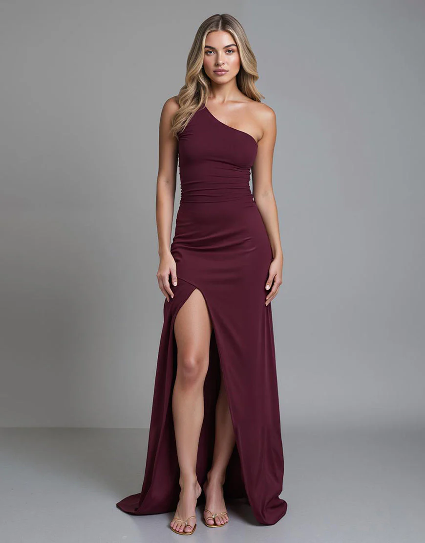 Robe de soirée fourreau bordeaux à une épaule avec fente – Image 2