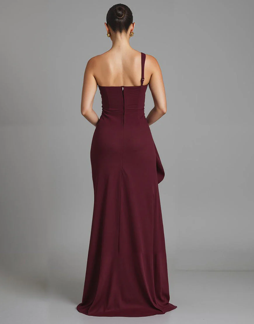 Robe de soirée fourreau bordeaux à une épaule avec fente – Image 3