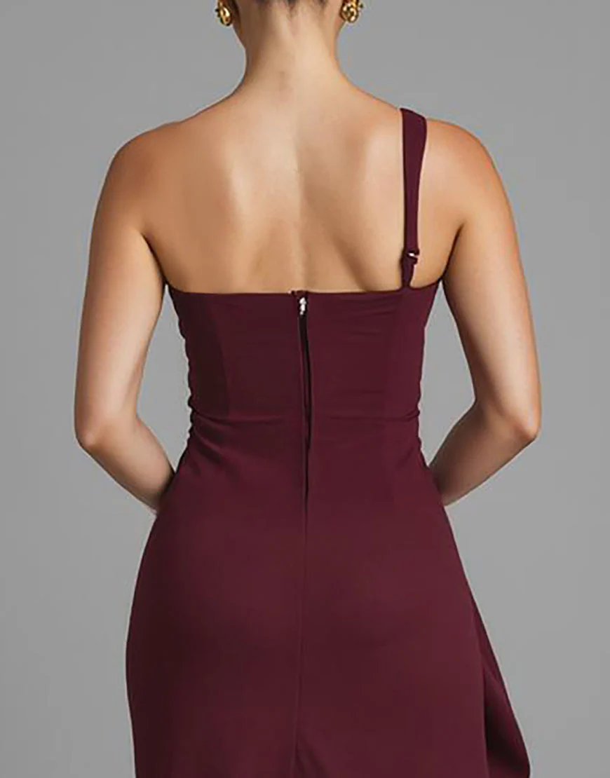 Robe de soirée fourreau bordeaux à une épaule avec fente – Image 5