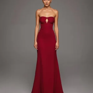 Robe formelle sans bretelles rouge découpée