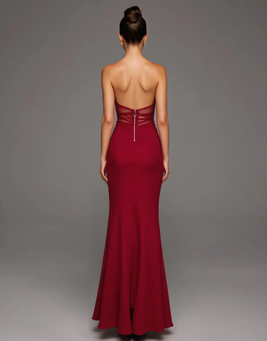 Robe formelle sans bretelles rouge découpée – Image 3