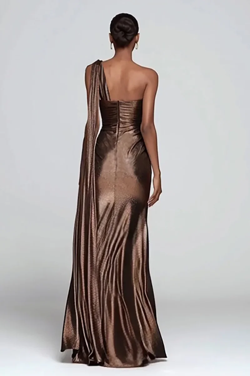 Robe maxi à une épaule marron froncé métallisé avec fente – Image 3