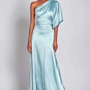 Robe longue formelle en satin bleu clair à une épaule