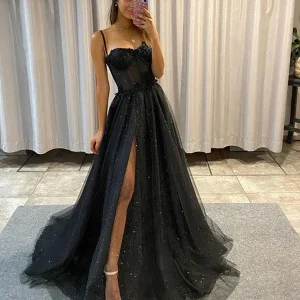 Robe de bal de fin d'année noire à bretelles spaghetti et paillettes avec fente