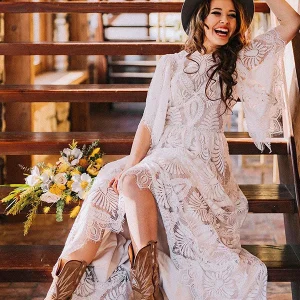 Robe de mariée boho en dentelle avec manches