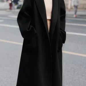 Manteau de laine ceinturé à revers noir avec poches