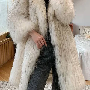 Manteau en fausse fourrure blanc à l’avant ouvert et moelleux long shearling