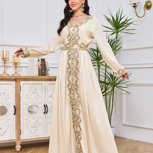 Robe brodée et aérienne