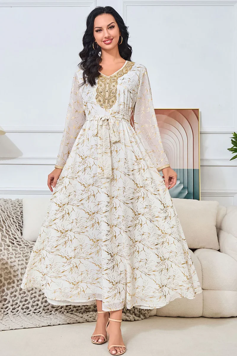 Blanc et doré Mousseline de soie imprimée long caftan marocain – Image 2