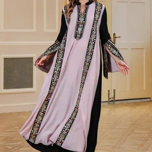 Robe caftan élégante brodée noire et rose