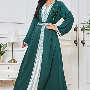 Robe caftan en satin vert foncé à col en V