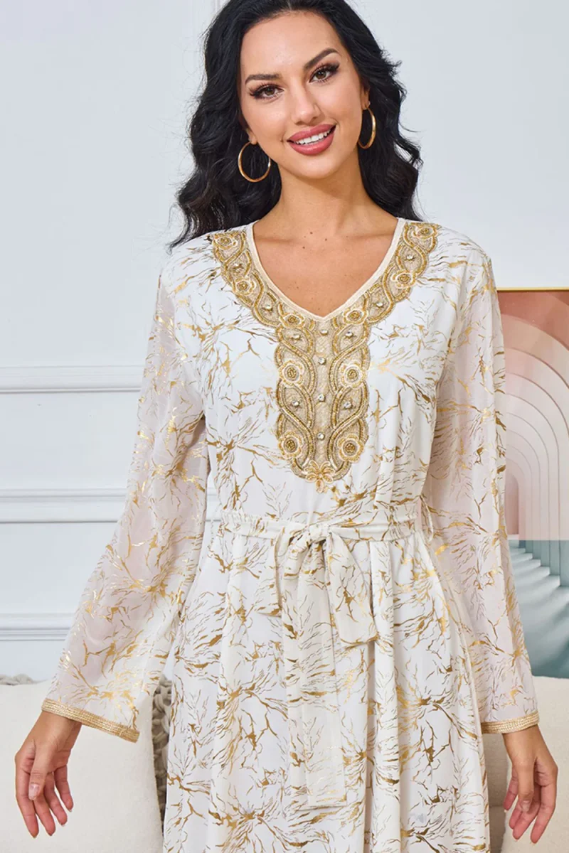 Robe caftan blanche imprimée à col en V – Image 4