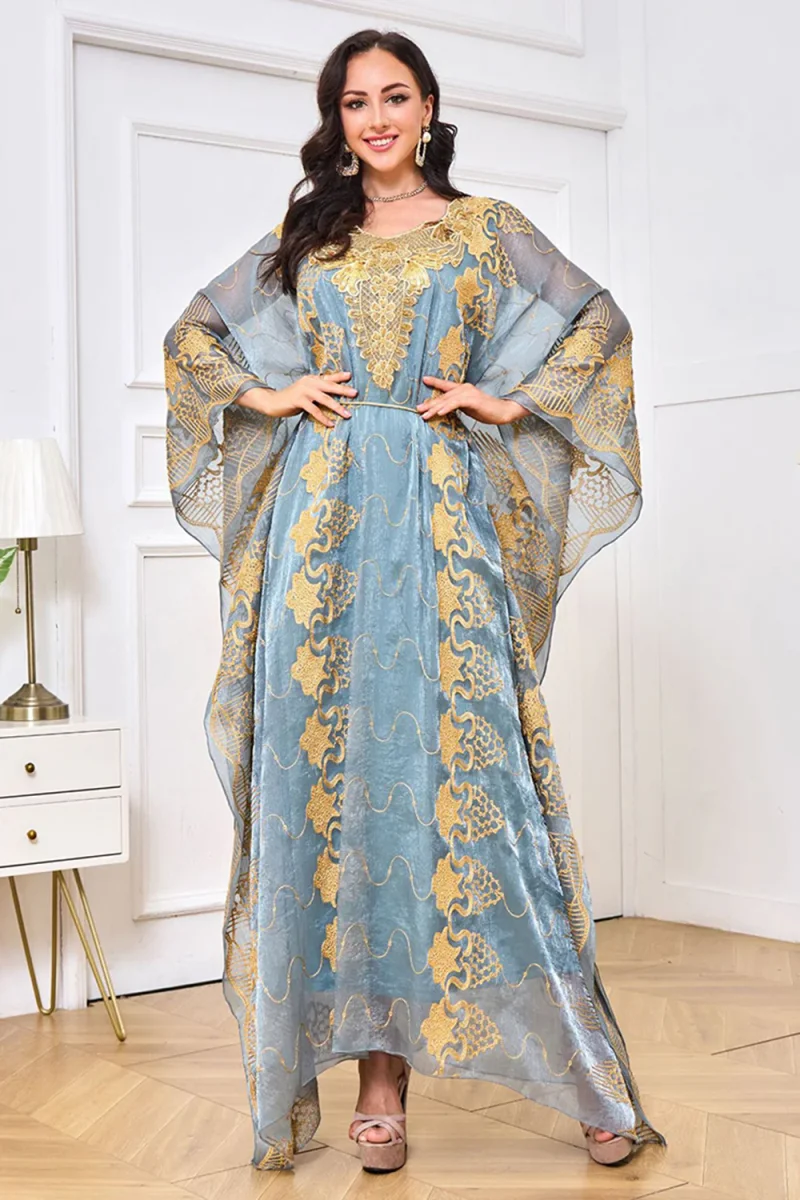 Robe caftan brodée gris-bleu à col rond – Image 2