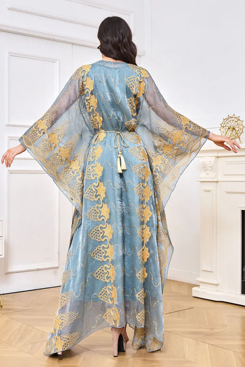 Robe caftan brodée gris-bleu à col rond – Image 8