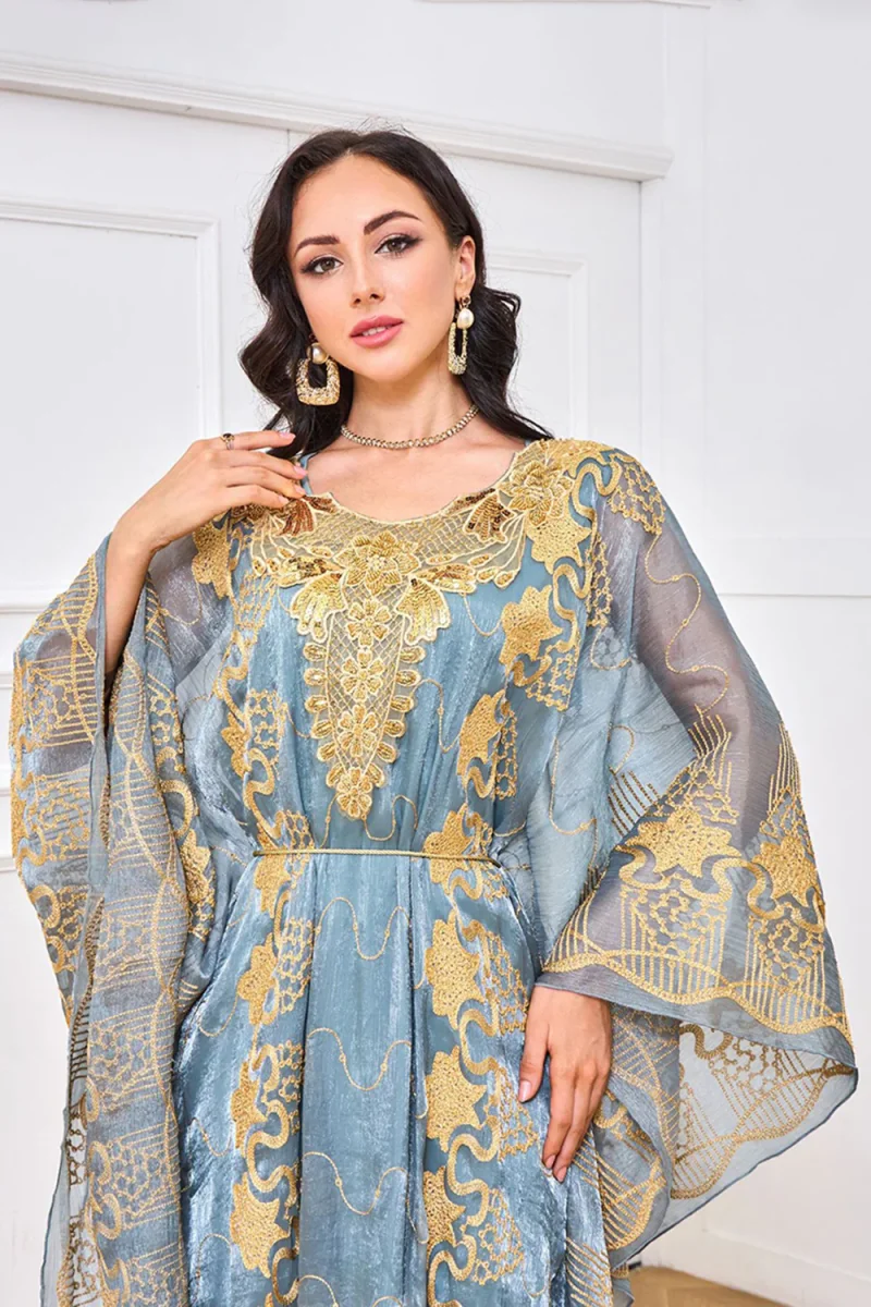 Robe caftan brodée gris-bleu à col rond – Image 9