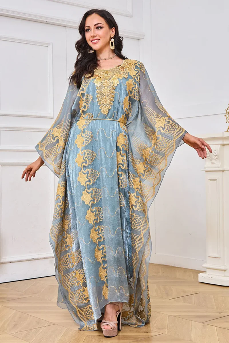 Robe caftan brodée gris-bleu à col rond – Image 3