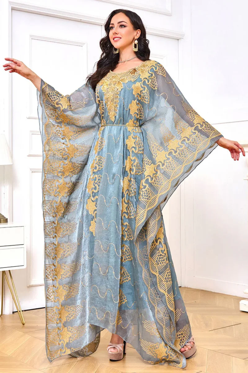 Robe caftan brodée gris-bleu à col rond – Image 4