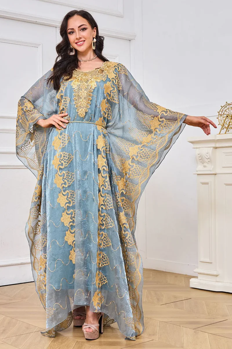 Robe caftan brodée gris-bleu à col rond – Image 5