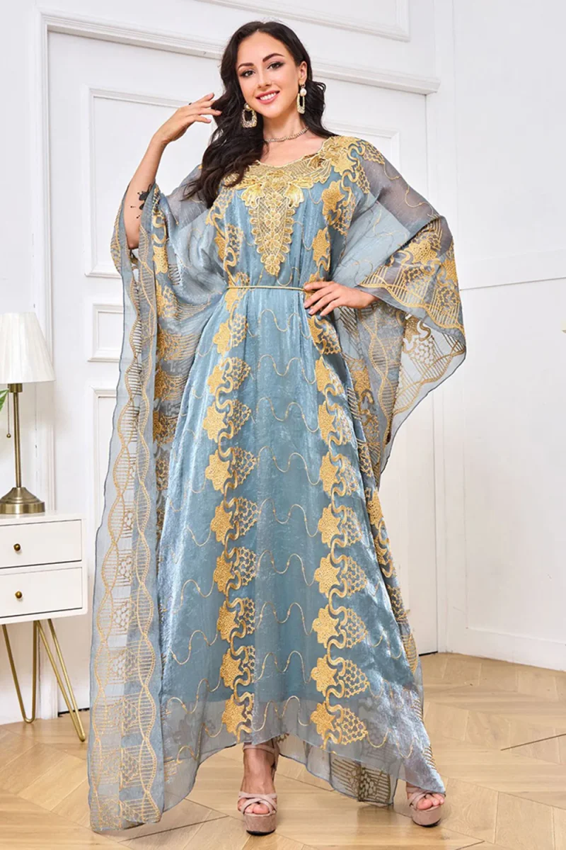 Robe caftan brodée gris-bleu à col rond – Image 7