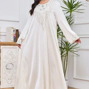 Robe caftan blanche à paillettes et col rond