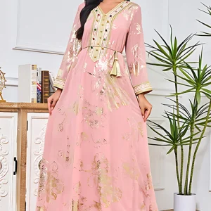 Robe caftan à col en V blush avec appliques