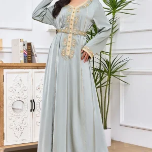 Robe caftan à col rond gris vert avec broderie