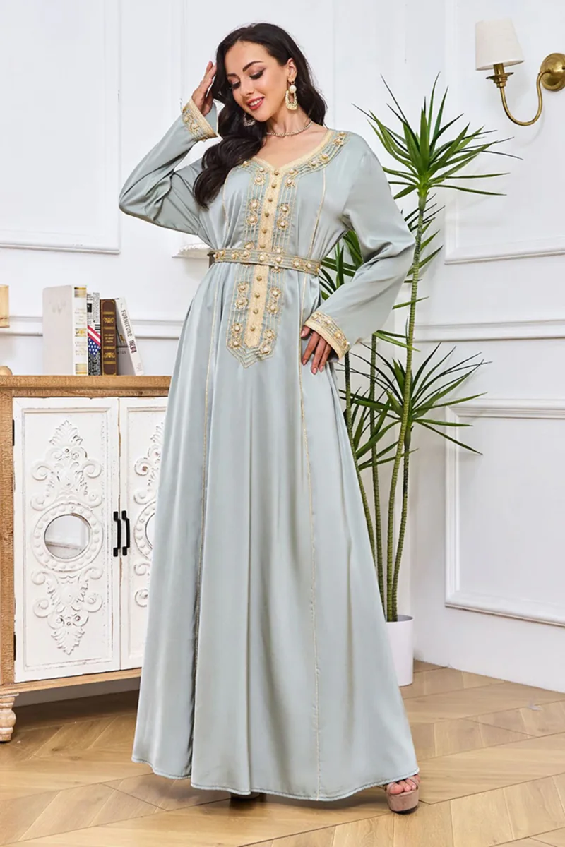 Robe caftan à col rond gris vert avec broderie – Image 2