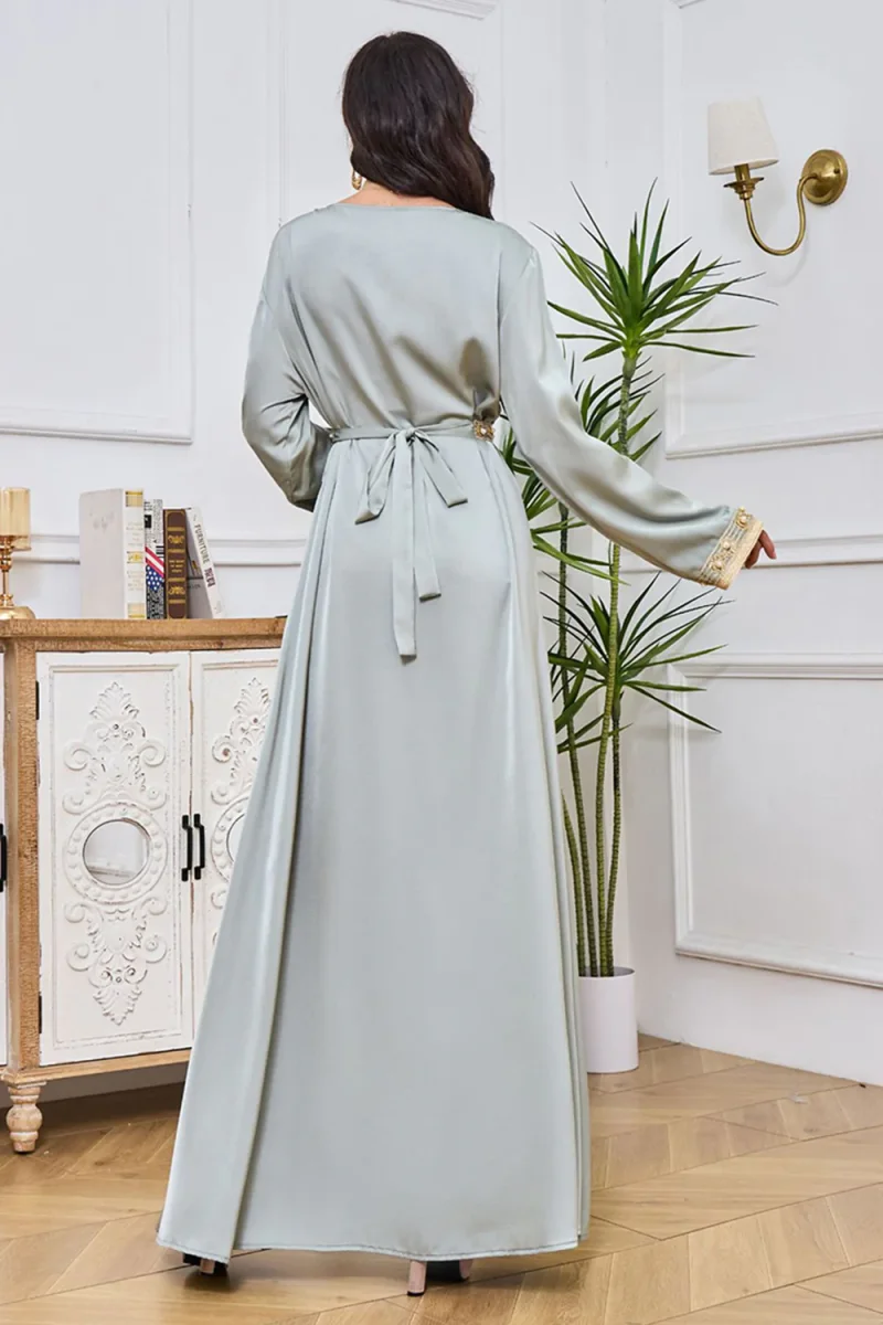 Robe caftan à col rond gris vert avec broderie – Image 3