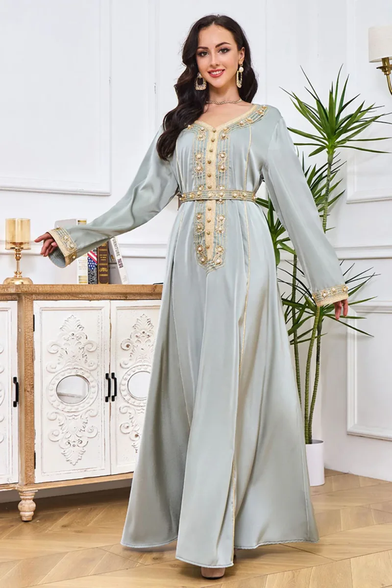 Robe caftan à col rond gris vert avec broderie – Image 4