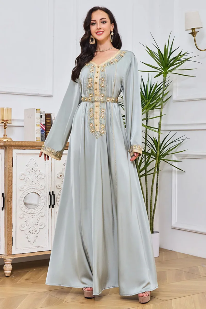 Robe caftan à col rond gris vert avec broderie – Image 5