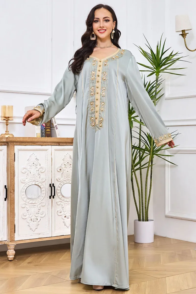 Robe caftan à col rond gris vert avec broderie – Image 6