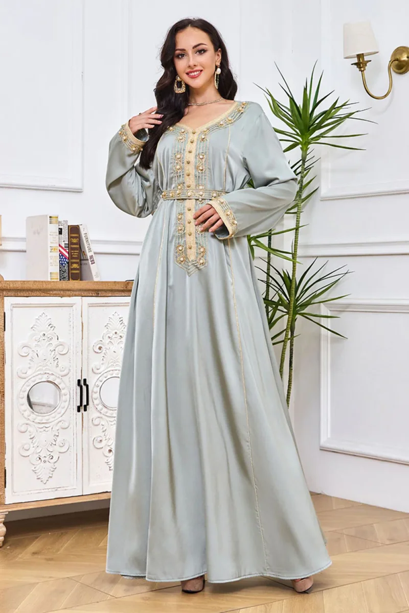 Robe caftan à col rond gris vert avec broderie – Image 7