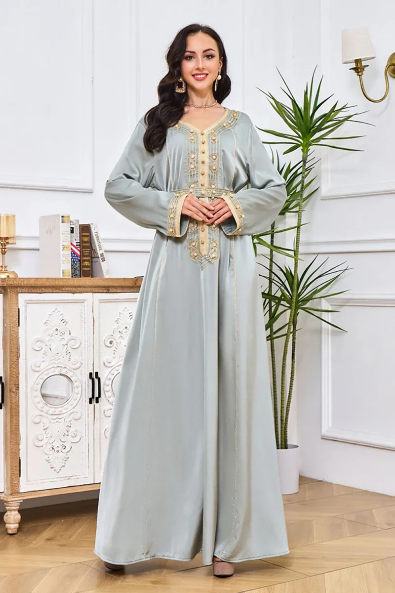 Robe caftan à col rond gris vert avec broderie – Image 8