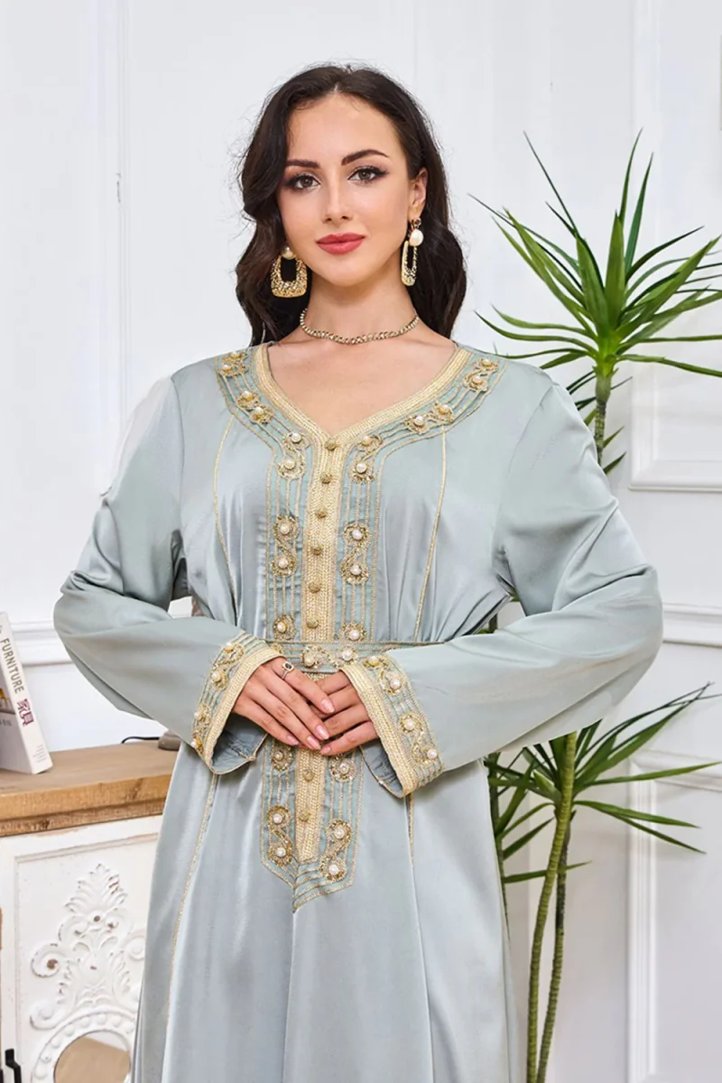 Robe caftan à col rond gris vert avec broderie – Image 9