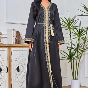 Robe caftan brodée noire à col en V