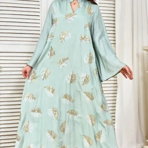 Robe caftan brodée gris-vert à col en V
