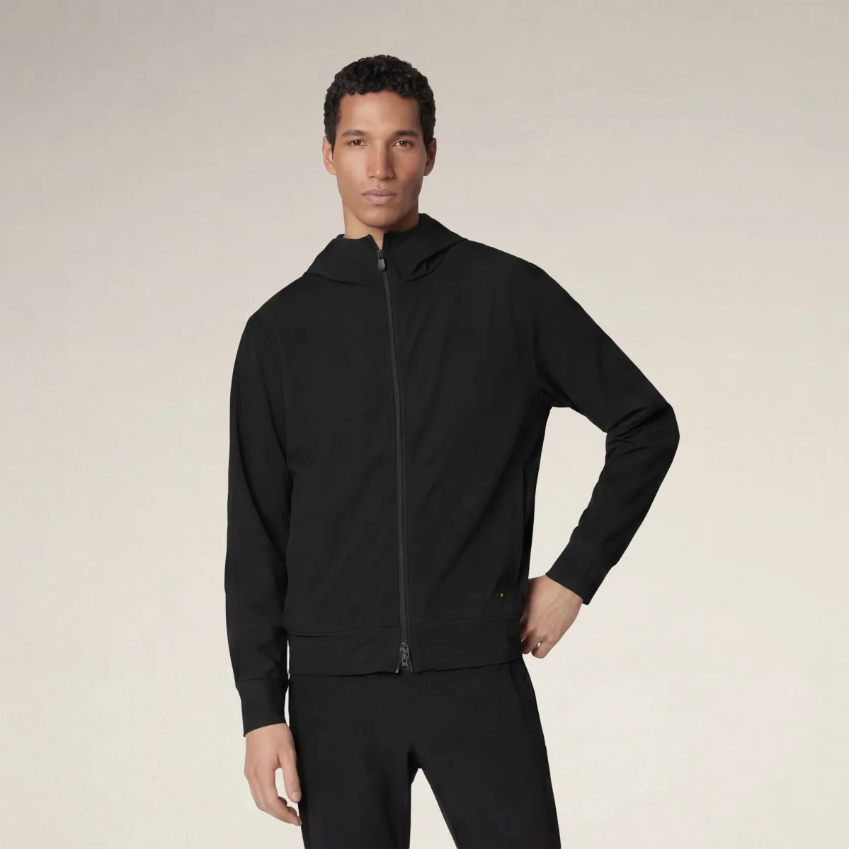 Felpa uomo con cappuccio Luiz nero - FYI – Image 6