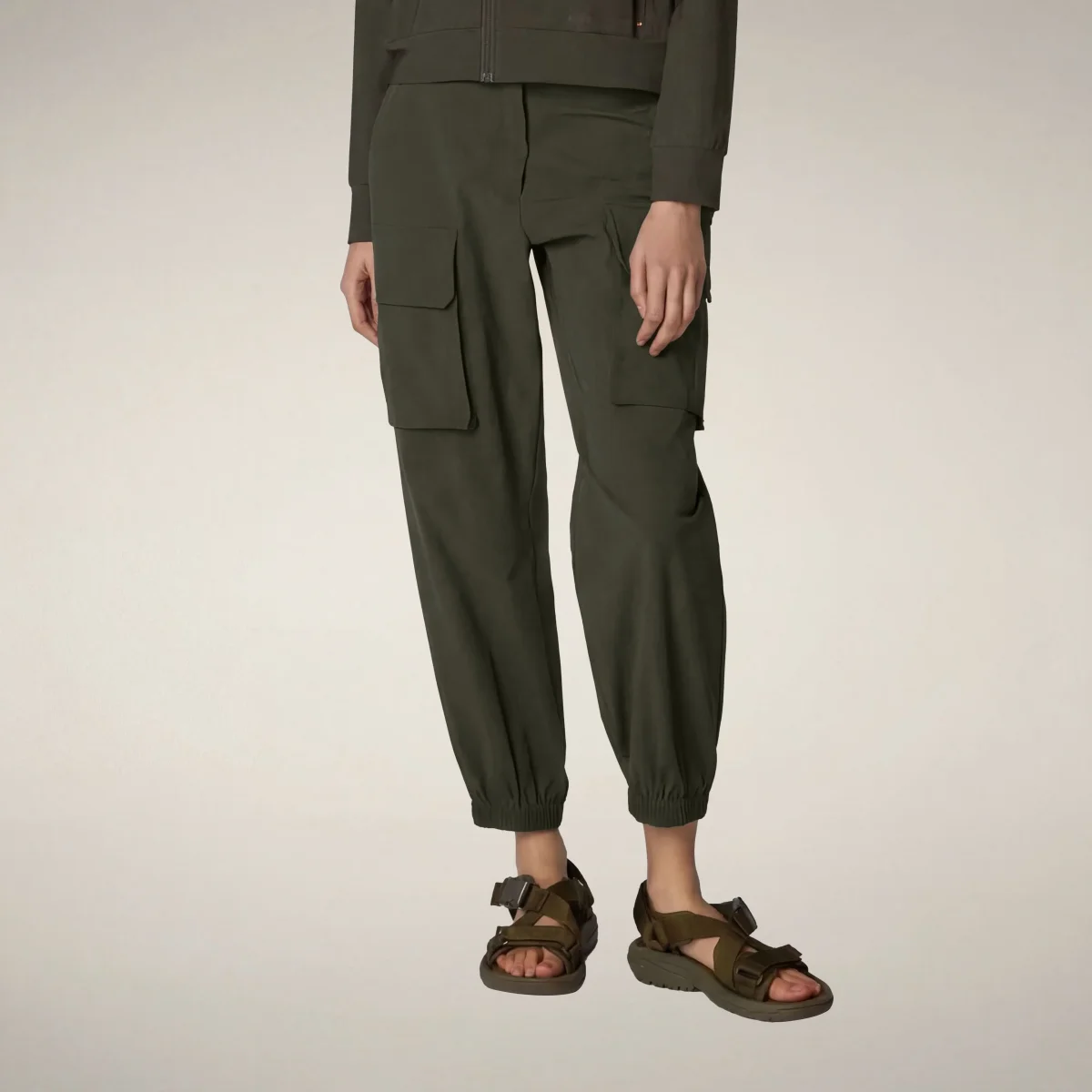 Pantaloni cargo donna Gosy verde serpente - FYI – Image 6