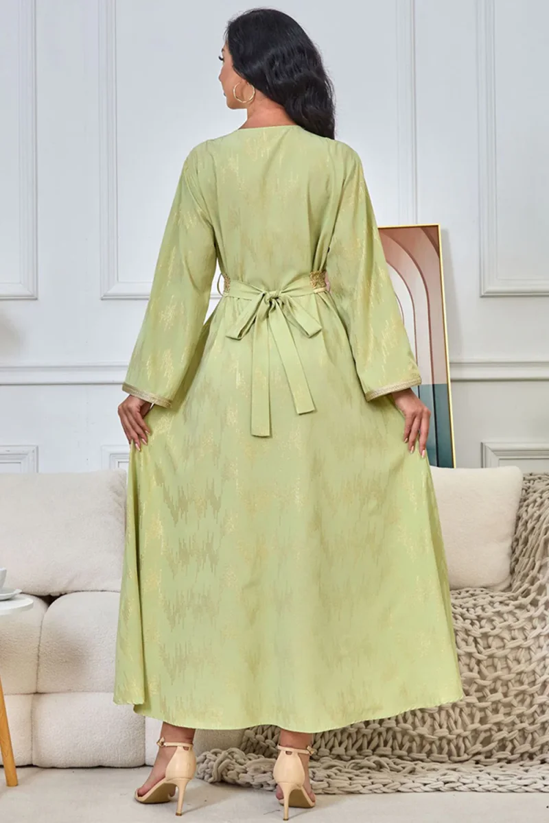 Robe caftan Verte brodée à col en V – Image 3