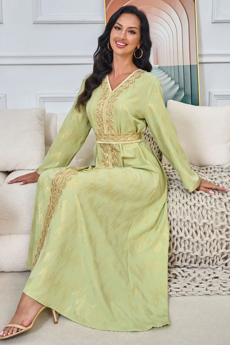 Robe caftan Verte brodée à col en V – Image 4