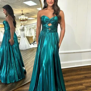 Robe de bal trapèze à décolleté en cœur et traîne