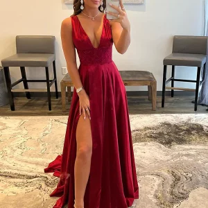 Robe de bal de fin d'année décolletée en V avec dentelle