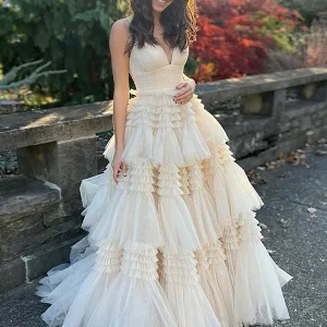 Robe de bal de fin d'année en tulle beige à bretelles spaghetti avec fente